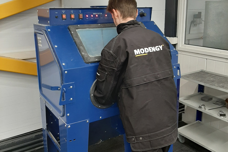  Микропескоструйная обработка деталей в Инженерном центре «Моденжи»